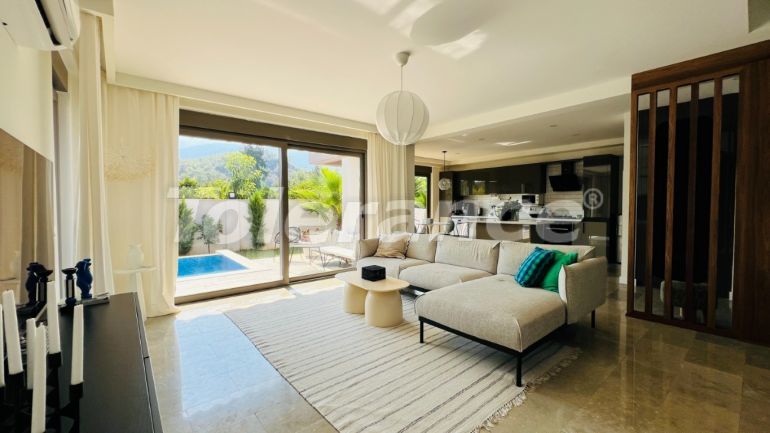 ویلا که در چام‌یووا, کمر استخر - خرید ملک در ترکیه - 136311