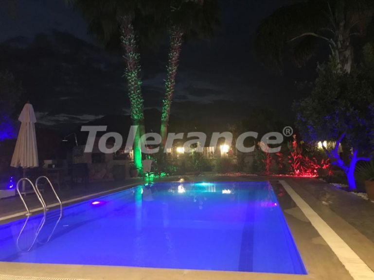 ویلا که در چام‌یووا, کمر استخر - خرید ملک در ترکیه - 50931