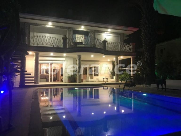 ویلا که در چام‌یووا, کمر استخر - خرید ملک در ترکیه - 50933