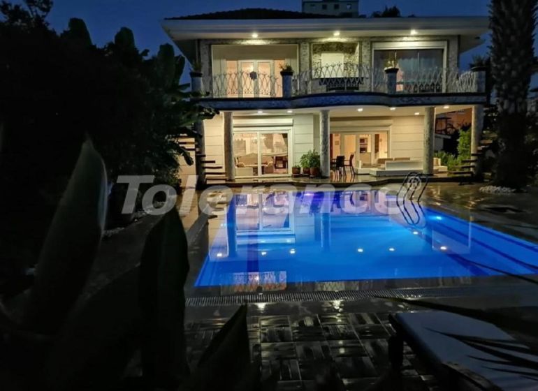 ویلا که در چام‌یووا, کمر استخر - خرید ملک در ترکیه - 50945