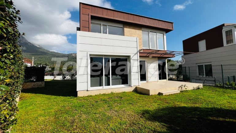 ویلا که در گوینوک, کمر استخر - خرید ملک در ترکیه - 136899