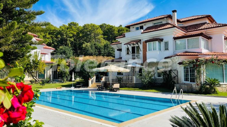 ویلا که در کیریش, کمر استخر - خرید ملک در ترکیه - 136656